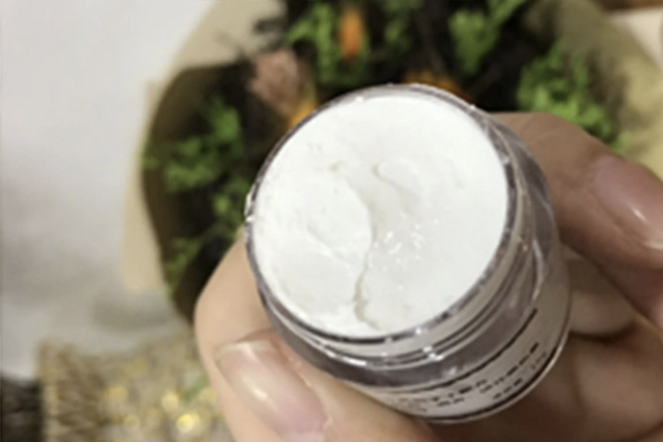 珍珠膏的美白是物理现象而淡斑是另一回事 珍珠膏的美白是物理现象而淡斑是另一回事